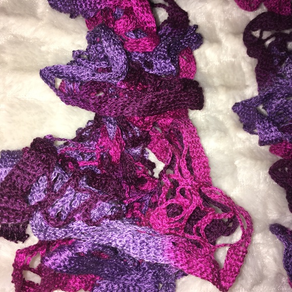 Gorgeous ruffle scarf - Picture 2 of 2